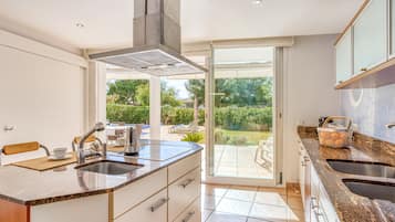 Køleskab, mikrobølgeovn, ovn, kogeplade