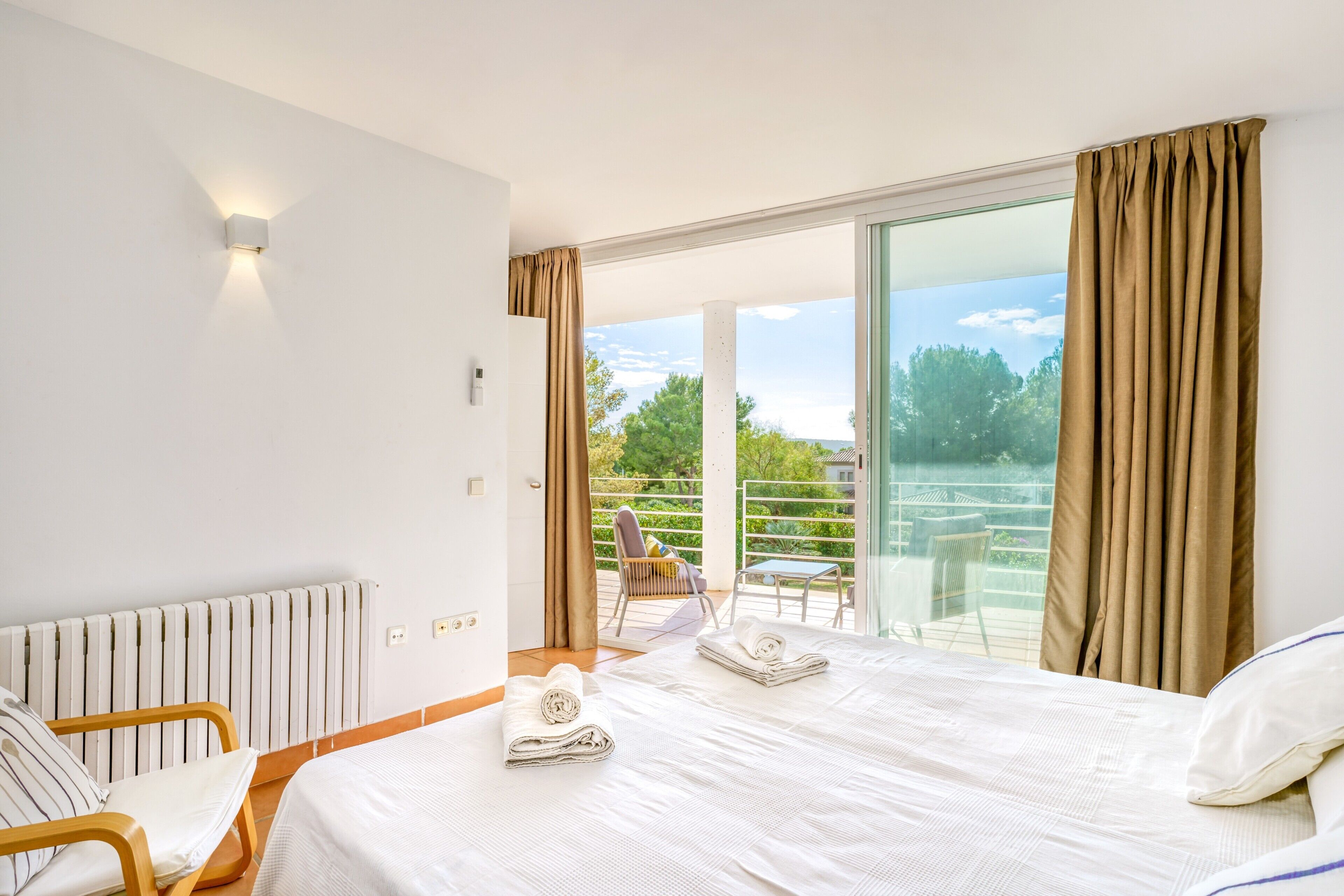 4 bedrooms, iron/ironing board, free WiFi, bed sheets