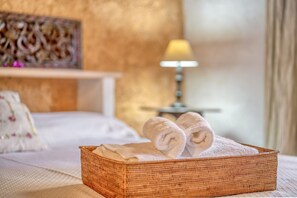 6 bedrooms, iron/ironing board, free WiFi, bed sheets - Spacious Holiday Home “Can Casta” with Pool, Wi-Fi, Terrace & Garden (Petra)