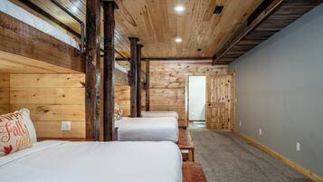 5 chambres, bureau, fer et planche à repasser, lit parapluie