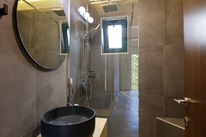 Dusche, kostenlose Toilettenartikel, Haartrockner, Handtücher