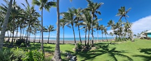 Plage, chaises longues, serviettes de plage