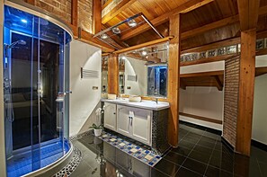 Douche, séchoir à cheveux, serviettes fournies, savon
