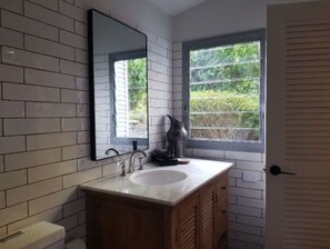 Regadera, regadera tipo lluvia, toallas, jabón 