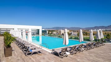 Kapalı yüzme havuzu, sezonluk açık havuz