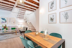 アパートメント (2 Bedrooms) | リビングルーム | 32 インチの薄型テレビ (ケーブル放送視聴可)、テレビ