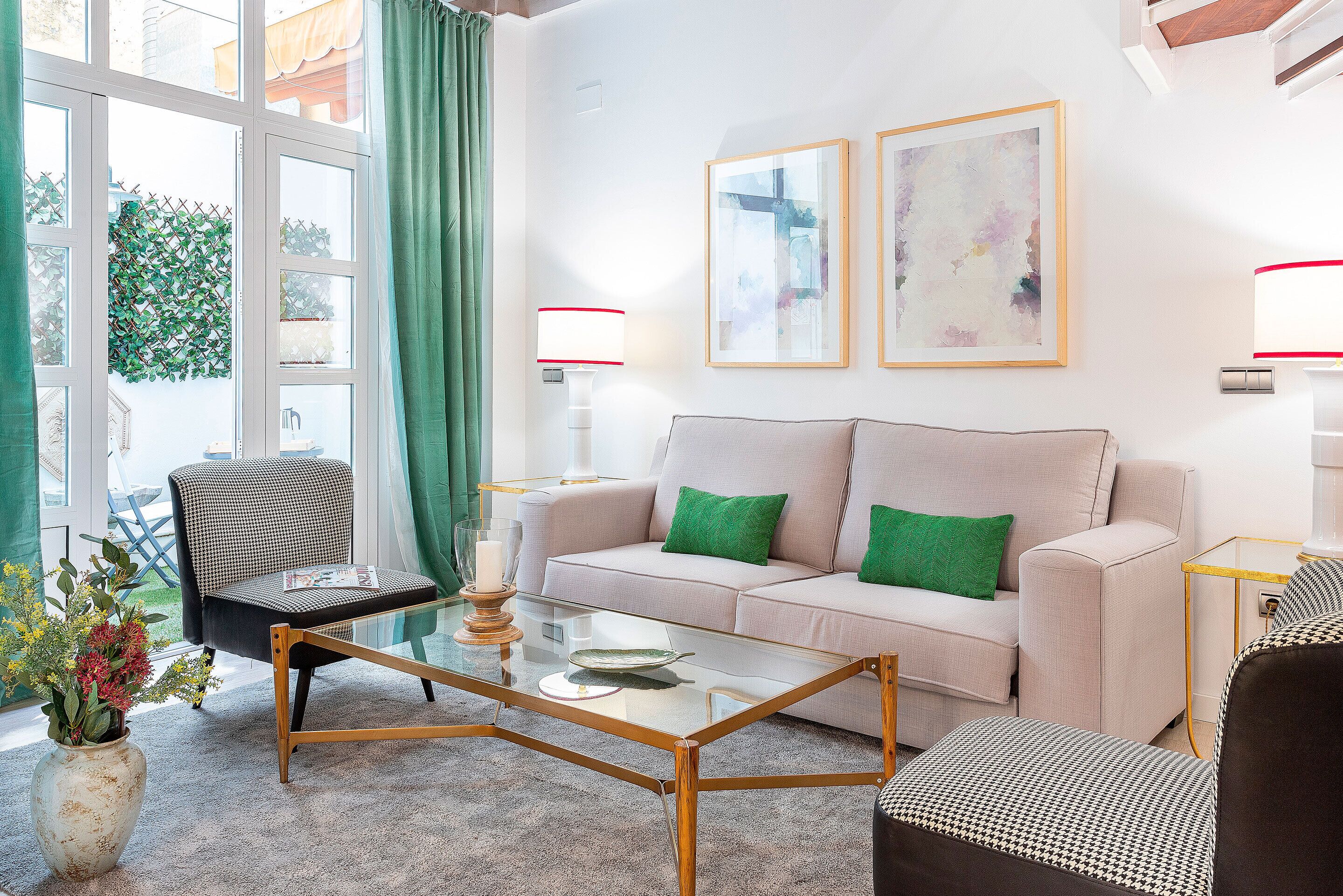 公寓 (2 Bedrooms) | 起居区 | 32-英寸纯平电视 （配备有线频道）、电视