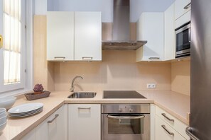 Departamento (2 Bedrooms) | Cocina privada | Refrigerador, microondas, horno y parrilla de estufa