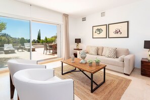 公寓 (2 Bedrooms) | 客廳 | 32 吋電視連有線電視頻道