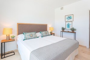 아파트 (2 Bedrooms) | 2 개의 침실, 각각 다른 스타일의 인테리어, 각각 다르게 가구 비치, 다리미/다리미판