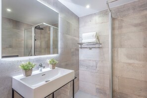 Appartement (2 Bedrooms) | Salle de bain | Douche, sèche-cheveux, serviettes fournies, savon