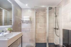 아파트 (2 Bedrooms) | 욕실 | 샤워 시설, 헤어드라이어, 타월, 비누