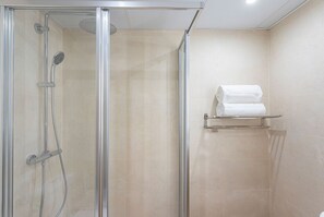 Apartment (2 Bedrooms) | Bathroom | Shower, hair dryer, towels, soap - Genteel Home Las Lomas (Marbella)