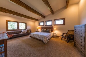 4 makuuhuonetta, silitysrauta/-lauta, ilmainen Wi-Fi, vuodevaatteet