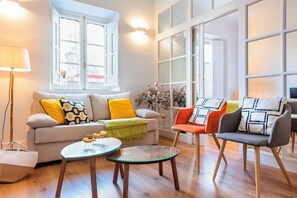 Appartement, terrasse (2 Bedrooms) | Coin séjour | Télévision