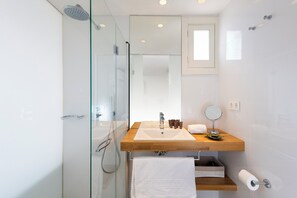 아파트 (1 Bedroom) | 욕실 | 샤워 시설, 무료 세면용품, 헤어드라이어, 타월