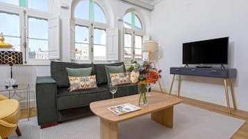 Appartement (1 Bedroom) | Woonruimte | Een televisie