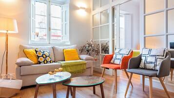 Apartamento, terraza (2 Bedrooms) | Zona de estar | Una televisión