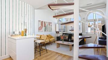 Apartment (1 Bedroom) | Wohnbereich | Fernseher