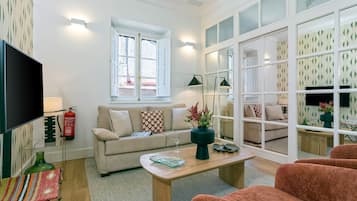 Apartamento, terraza (2 Bedrooms) | Zona de estar | Una televisión