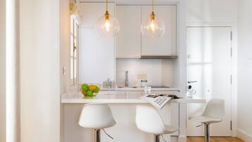 Apartment, Terrasse (2 Bedrooms) | Eigene Küche | Kühlschrank, Mikrowelle, Ofen, Herdplatte