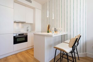 Appartement (1 Bedroom) | Privékeuken | Een koelkast, een microgolfoven, een oven, een kookplaat