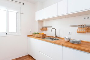 Apartment (2 Bedrooms) | Private kitchen | Fridge, microwave, oven, stovetop