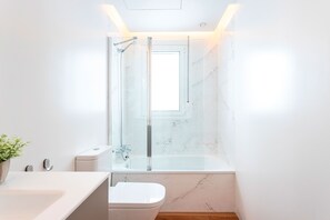 Apartamento (2 Bedrooms) | Baño | Artículos de higiene personal gratuitos, secador de pelo y toallas