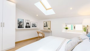 A bedroom with a skylight, a bed, a desk, and a chair. - Genteel Home Marin Garcia IV (Málaga)