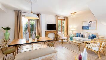 Casa (4 Bedrooms) | Zona de estar | Una televisión