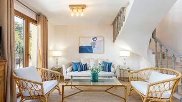 Casa (4 Bedrooms) | Zona de estar | Una televisión