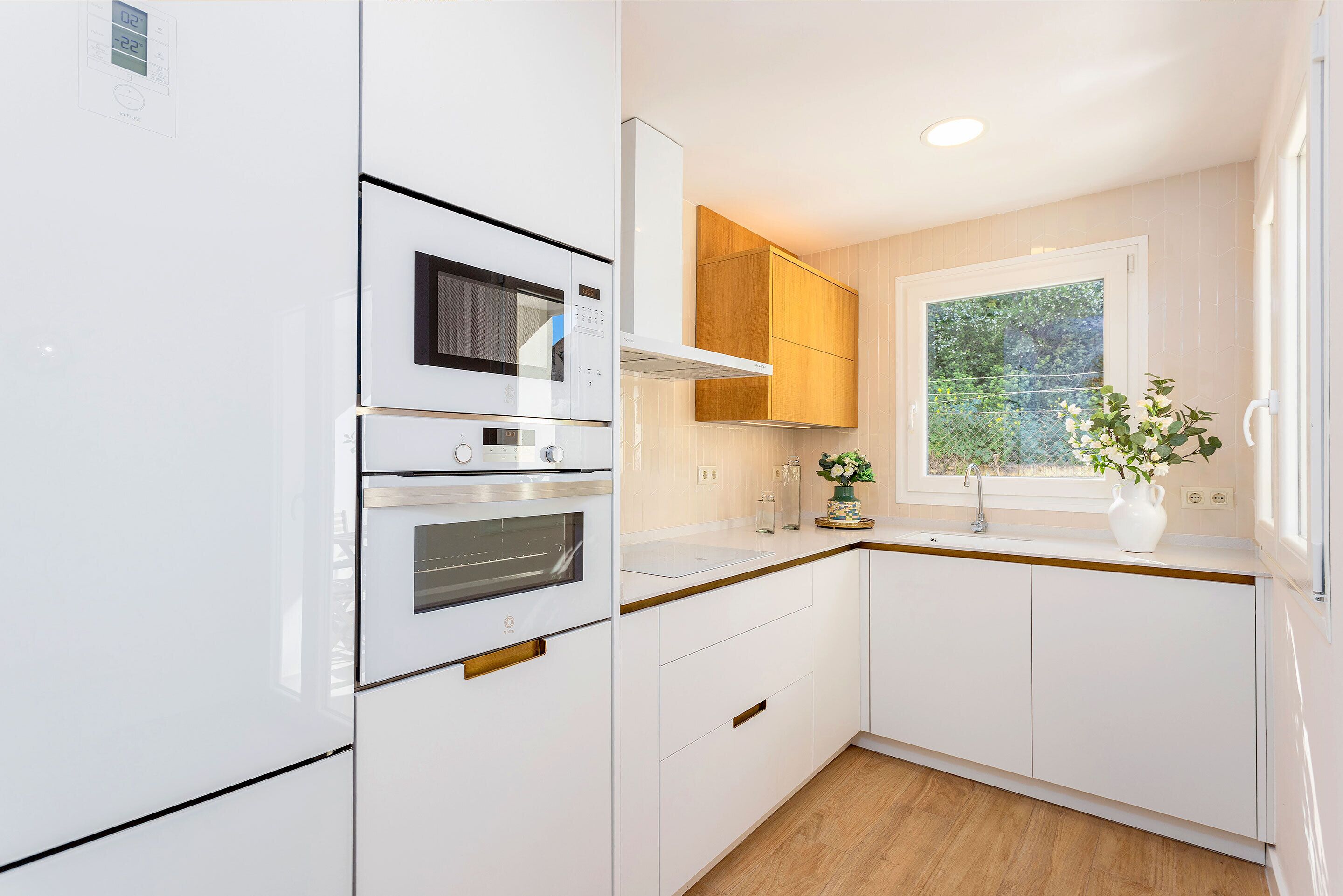 Talo (4 Bedrooms) | Yksityinen keittiö | Jääkaappi, mikroaaltouuni, uuni, liesi