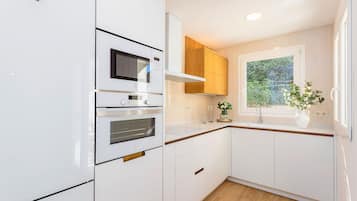 Talo (4 Bedrooms) | Yksityinen keittiö | Jääkaappi, mikroaaltouuni, uuni, liesi