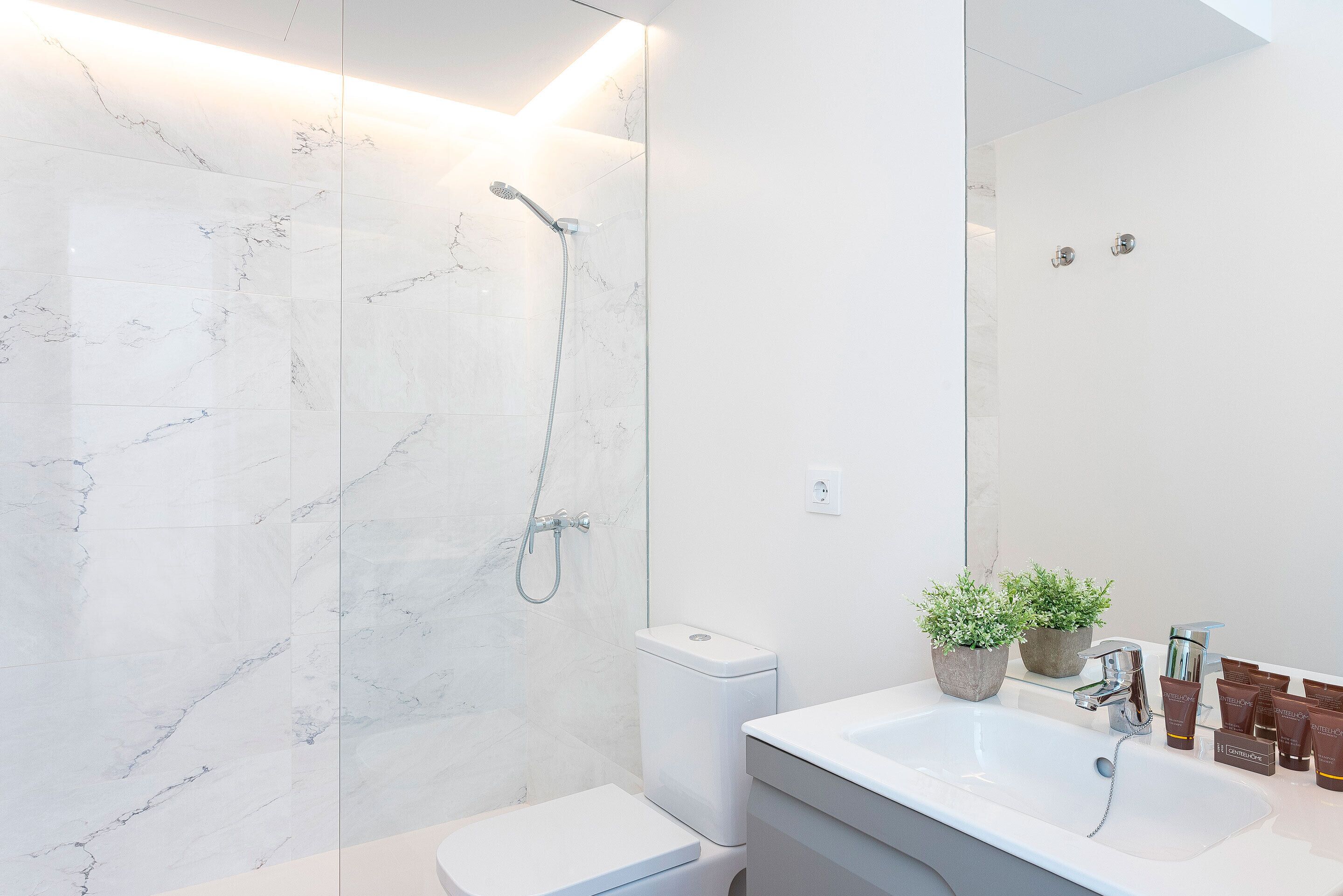 Appartement (3 Bedrooms) | Badkamer | Gratis toiletartikelen, een haardroger, handdoeken, zeep