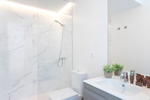 Appartamento (3 Bedrooms) | Bagno | Set di cortesia gratuito, asciugacapelli, asciugamani, sapone