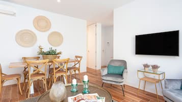 Apartment (3 Bedrooms) | Living area | TV