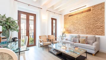 Apartamento (2 Bedrooms) | Área de estar | TV