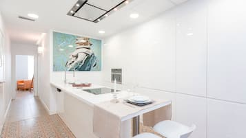 Appartamento (2 Bedrooms) | Bagno | Doccia, set di cortesia gratuito, asciugacapelli, asciugamani