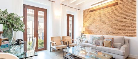 アパートメント (2 Bedrooms) | リビング エリア | テレビ