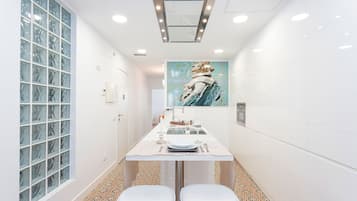 Apartamento (2 Bedrooms) | Servicio de comidas en la habitación