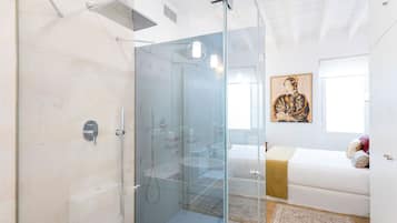 Ducha, artículos de tocador gratuitos, secador de pelo, toallas