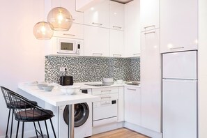 Kjøleskap, mikrobølgeovn, oppvaskmaskin og høy barnestol