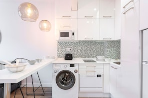 Fridge, microwave, dishwasher, high chair - 1 Bd Apartment With Balcony Perfect Location. Santa Marta II (Seville)