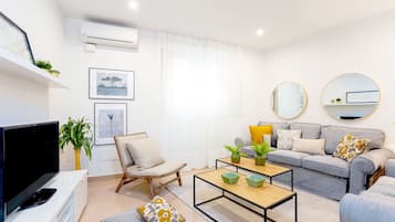 Apartamento (2 Bedrooms) | Zona de estar | Una televisión