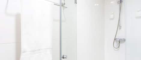 Apartment (2 Bedrooms) | Badezimmer | Dusche, kostenlose Toilettenartikel, Haartrockner, Handtücher