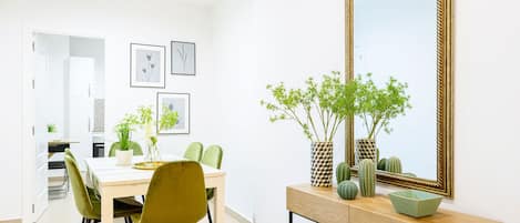 Apartment (2 Bedrooms) | In-room dining