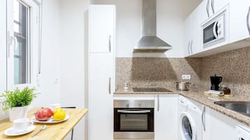 Apartamento (2 Bedrooms) | Cozinha privada | Geladeira, micro-ondas, fogão, cooktop
