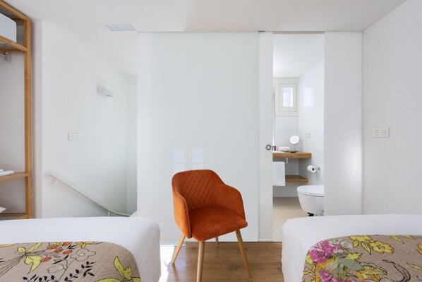 1 bedroom, bed sheets