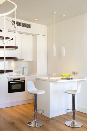 Een koelkast, een microgolfoven, een oven, een vaatwasser