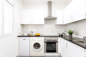 Apartment (2 Bedrooms) | Private kitchen | Full-size fridge, microwave, oven, stovetop - Genteel Home Marin Garcia II (Málaga)